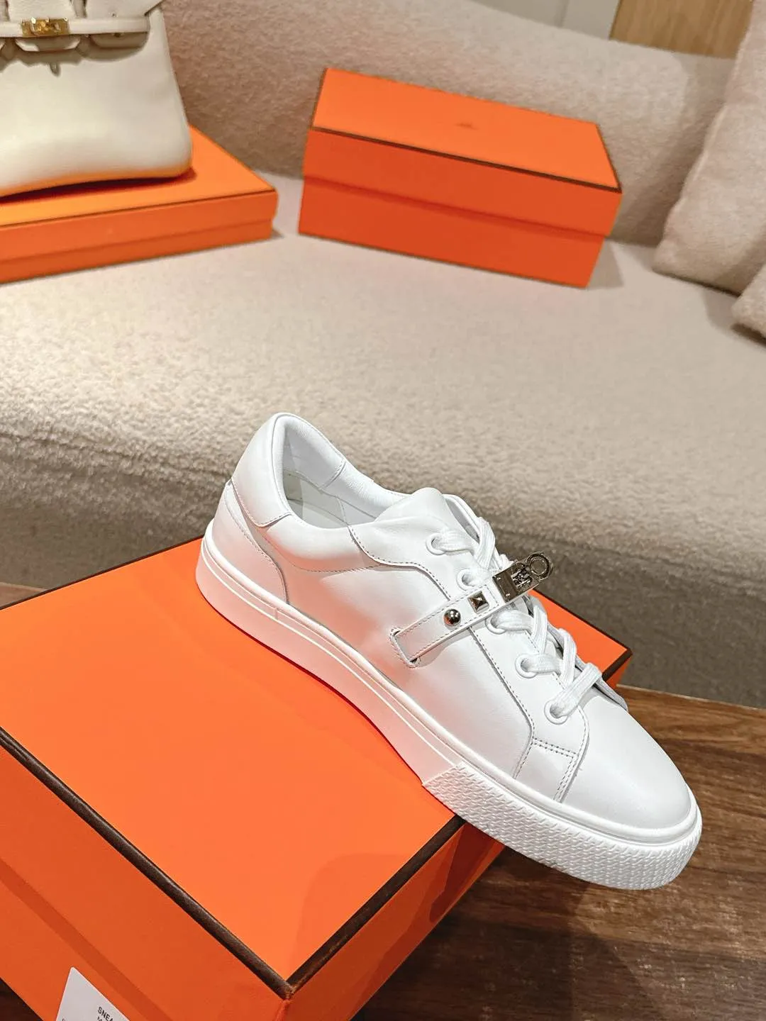👟👟Ex-factory price 600👟👟Hermes top version couple model Epsom calfskin and calfskin loafer style lace-up sneakers, with functional rose gold-plated Kelly shoe buckles. Create a stylish urban look. Fabric: Specific cowhide/canvas material Lining: Sheepskin lining Outsole: Original molded TPU outsole Size: 35-45